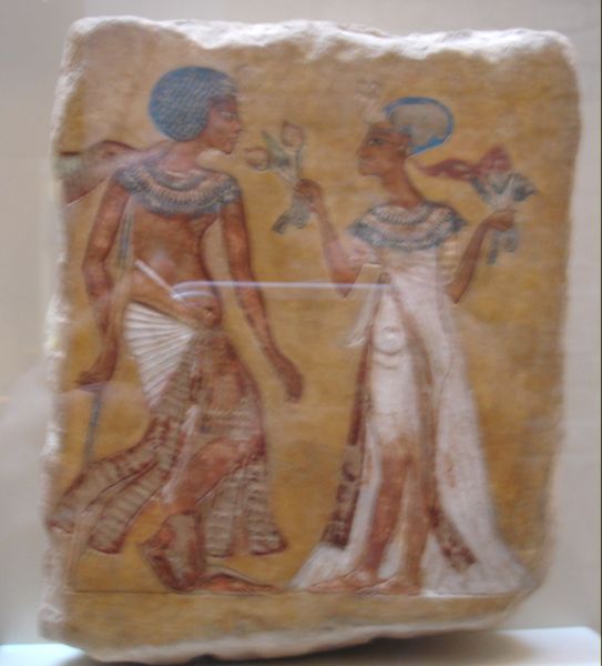Нефертити дарит цветы Ахнатону (Египет, 14 век до н.э.) Новый музей Берлин.  Фото Лимарева В.Н.