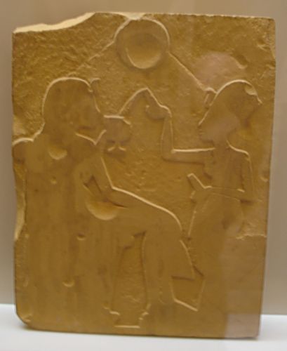 Ахнатон и Нефертити  под знаком бога Атона. (Египет, 14 век до н.э.) Новый музей Берлин.  Фото Лимарева В.Н.